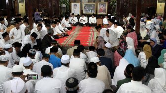 Presiden RI ke enam Susilo Bambang Yudhoyono bersama kedua anaknya, Agus Harimurti Yudhoyono dan Edhie Baskoro Yudhoyono bersama warga melaksanakan doa tahlil di Puri Cikeas, Bogor, Jawa Barat, Jumat (7/6). [Suara.com/Arief Hermawan P]