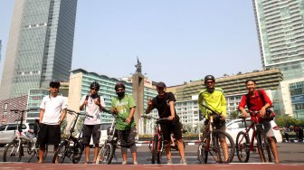 Warga beraktifitas di sekitar bundaran Hotel Indonesia (HI), Jakarta, Minggu (9/6). [Suara.com/Arief Hermawan P]