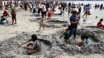 Pengunjung memadati Pantai Karnaval Ancol, Jakarta, Minggu (9/6). [Suara.com/Arief Hermawan P]
