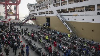 Pemudik yang menggunakan KM Dobonsolo tiba di Pelabuhan Penumpang Tanjung Priok, Jakarta, Minggu (9/6). [ANTARA FOTO/Dhemas Reviyanto]