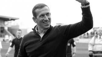 Begini Cara Fans Leyton Orient Kenang Kepergian Justin Edinburgh