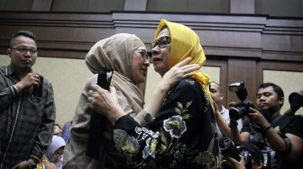 Eks Direktur Utama Pertamina Karen Agustiawan menangis saat menjalani sidang lanjutan di Pengadilan Tipikor, Jakarta, Senin (10/6).[Suara.com/Arief Hermawan P]