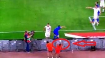 Gelandang Timnas Italia Kesal, Kepala Ball Boy Ini Jadi Korban