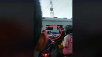 Uji Nyali di Jalur Kereta Api, Pemotor Ini Bak Punya Nyawa Sembilan