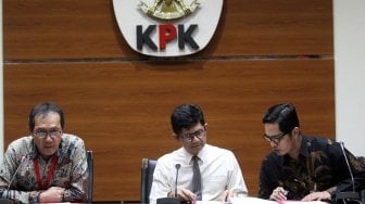 Wakil Ketua KPK, Saut Situmorang (kiri) dan Laode M. Syarif (tengah) didampingi Jubir KPK Febri Diansyah memberikan keterangan pers di Gedung Merah Putih, Jakarta, Senin (10/6).  [Suara.com/Arief Hermawan P]