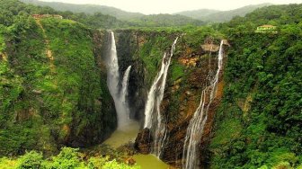 Jog Falls berpagarkan perbukitan hijau (Wikimedia Arkadeep Meta)