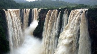 Jog Falls tatkala deras (Wikimedia Vmjmalali)