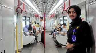 Warga mencoba moda transportasi LRT saat uji publik pengoperasian LRT jakarta, Jakarta, Selasa (11/6). [Suara.com/Muhaimin A Untung]