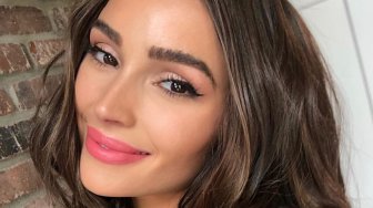 Miss Universe Olivia Culpo Diminta Ganti Baju Tertutup saat Naik Pesawat, Gara-gara Cuma Pakai Sport Bra dan Cardigan