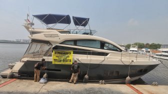 Kepolisian menyita kapal Fairline saat rilis penyelundupan narkotika jenis shabu sindikat kejahatan terorganisir Malaysia-Jakarta di Marina Batavia, Pelabuhan Sunda Kelapa, Jakarta, Selasa (11/6). [Suara.com/Muhaimin A Untung]