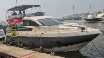 Kepolisian menyita kapal Fairline saat rilis penyelundupan narkotika jenis shabu sindikat kejahatan terorganisir Malaysia-Jakarta di Marina Batavia, Pelabuhan Sunda Kelapa, Jakarta, Selasa (11/6). [Suara.com/Muhaimin A Untung]