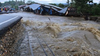 Kondisi rumah warga yang ambruk serta jalan trans sulawesi yang rusak akibat banjir bandang di Desa Ameroro, Konawe, Sulawesi Tenggara, Senin (10/6). ANTARA FOTO/Jojon