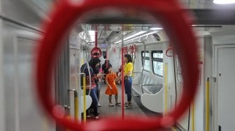 Pekerja di Perkantoran Sudirman Jadi Penumpang LRT Jakarta Pertama