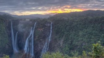 Jog Falls berlatarkan senja (Wikimedia Abhay Kulkarni Wiki)