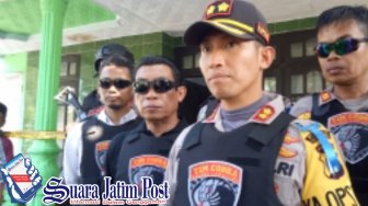 Dinding Terasnya Bertuliskan 'Keluarga Anti Tambang Pasir Besi'