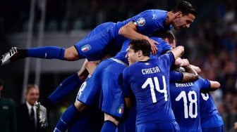 Gelandang Italia Marco Verratti merayakan golnya setelah mencetak gol ke gawang Bosnia selama pertandingan sepak bola kualifikasi UEFA Euro 2020 antara Italia melawan Bosnia Herzegovina di Stadion Allianz, Turin, Italia, Rabu (12/6) dini hari WIB. [MARCO BERTORELLO / AFP]