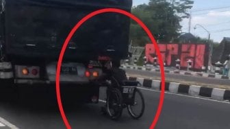 Ngeri Pol, Pria dengan Kursi Roda Ini Nekat Nebeng di Belakang Truk