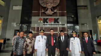 Menteri Dalam Negeri Tjahjo Kumolo bersama Gubernur Maluku Murad Ismail dan Wakil Gubernur Barnabas Orno, Gubernur Maluku Utara Abdul Gani Kasuba dan Wakil Gunernur alyasin Ali dan Gubernur Lampung Arinal Djunaidi dan Wakil Gubernur Chusnunia saat tiba di Gedung KPK, Jakarta, Rabu (12/6).  [Suara.com/Muhaimin A Untung]
