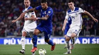 Bek Italia Emerson Palmieri berjuang untuk mendapatkan bola dengan gelandang Bosnia Herzegovina Miralem Pjanic (kiri) selama pertandingan sepak bola kualifikasi UEFA Euro 2020 antara Italia melawan Bosnia Herzegovina di Stadion Allianz, Turin, Italia, Rabu (12/6) dini hari WIB. [MARCO BERTORELLO / AFP]