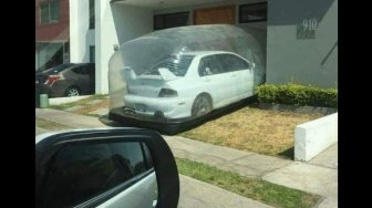 Heboh Mobil Dibungkus Plastik bak Lemper yang Sukses Bikin Bingung