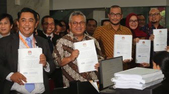 Ketua KPU Arief Budiman bersama komisoner KPU mendatangi Mahkamah Konstitusi (MK) menyerahkan bukti dan jawaban gugatan Pemilu 2019 ke Penitera MK, di Gedung Mahkamah Konstitusi, Jakarta Rabu (12/6). [Suara.com/Oke Atmaja]