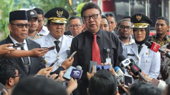 Menteri Dalam Negeri Tjahjo Kumolo bersama Gubernur Maluku Murad Ismail dan Wakil Gubernur Barnabas Orno, Gubernur Maluku Utara Abdul Gani Kasuba dan Wakil Gunernur alyasin Ali dan Gubernur Lampung Arinal Djunaidi dan Wakil Gubernur Chusnunia saat tiba di Gedung KPK, Jakarta, Rabu (12/6).  [Suara.com/Muhaimin A Untung]
