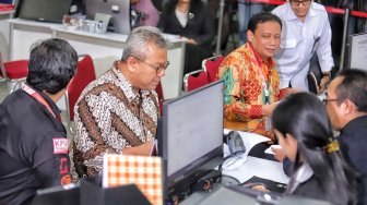 Ketua Bawaslu Abhan bersama Ketua KPU Arief Budiman mendatangi Mahkamah Konstitusi (MK) menyerahkan bukti dan jawaban gugatan Pemilu 2019 ke Penitera MK, di Gedung Mahkamah Konstitusi, Jakarta Rabu (12/6). [Suara.com/Oke Atmaja]