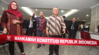 Ketua KPU Arief Budiman bersama komisoner KPU mendatangi Mahkamah Konstitusi (MK) menyerahkan bukti dan jawaban gugatan Pemilu 2019 ke Penitera MK, di Gedung Mahkamah Konstitusi, Jakarta Rabu (12/6). [Suara.com/Oke Atmaja]