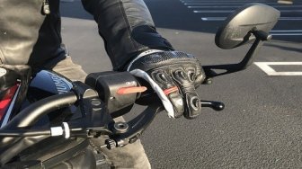 Punya Kebiasaan Menahan Setengah Kopling Saat Kemudikan Sepeda Motor? Siap-siap Saja Kampas Mengalami Selip