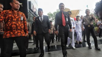 Menteri Dalam Negeri Tjahjo Kumolo bersama Gubernur Maluku Murad Ismail dan Wakil Gubernur Barnabas Orno, Gubernur Maluku Utara Abdul Gani Kasuba dan Wakil Gunernur alyasin Ali dan Gubernur Lampung Arinal Djunaidi dan Wakil Gubernur Chusnunia saat tiba di Gedung KPK, Jakarta, Rabu (12/6).  [Suara.com/Muhaimin A Untung]
