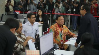 Ketua Bawaslu Abhan bersama Ketua KPU Arief Budiman mendatangi Mahkamah Konstitusi (MK) menyerahkan bukti dan jawaban gugatan Pemilu 2019 ke Penitera MK, di Gedung Mahkamah Konstitusi, Jakarta Rabu (12/6). [Suara.com/Oke Atmaja]