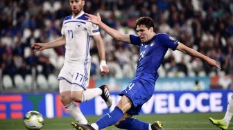 Pemain depan Italia Federico Chiesa mencoba mencetak gol selama pertandingan sepak bola kualifikasi UEFA Euro 2020 antara Italia melawan Bosnia Herzegovina di Stadion Allianz, Turin, Italia, Rabu (12/6) dini hari WIB. [MARCO BERTORELLO / AFP]