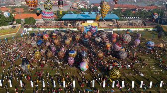 Sejumlah peserta mengikuti Java Traditional Balloon Festival Pekalongan 2019 di Stadion Hoegeng, Pekalongan, Jawa Tengah, Rabu (12/6). [ANTARA FOTO/Harviyan Perdana Putra]
