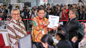 Ketua Bawaslu Abhan bersama Ketua KPU Arief Budiman mendatangi Mahkamah Konstitusi (MK) menyerahkan bukti dan jawaban gugatan Pemilu 2019 ke Penitera MK, di Gedung Mahkamah Konstitusi, Jakarta Rabu (12/6). [Suara.com/Oke Atmaja]