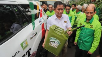 Menteri ESDM Ignasius Jonan didampingi Wakil Menteri ESDM Arcandra Tahar menuang bahan bakar Biodisel 30 saat launching road test penggunaan B30 di gedung KESDM, Jakarta, Kamis (13/6). [Suara.com/Muhaimin A Untung]