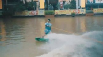 Protes, Pemuda Samarinda Berselancar Wakeboarding di Lokasi Banjir