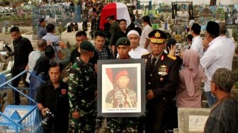 Suasana pemakaman Jenderal TNI Purnawirawan George Toisutta saat dimakamkan di TPU Dadi, Makassar, Sulawesi Selatan, Rabu (12/6). [ANTARA FOTO/Arnas Padda]