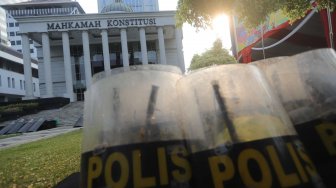 Suasana di depan Gedung Mahkamah Konstitusi, Jakarta, Kamis (13/6). [Suara.com/Muhaimin A Untung]