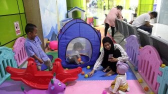 Sejumlah anak-anak menikmati fasilitas area permainan anak (playground) di Stasiun Kereta Api Gambir, Jakarta, Rabu (12/6). [Suara.com/Arief Hermawan P]
