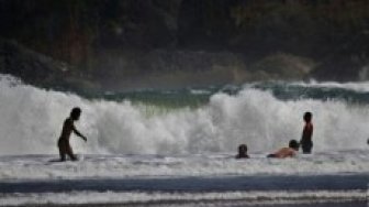 Gelombang Tinggi Bersihkan Objek Wisata Pantai Baron Gunung