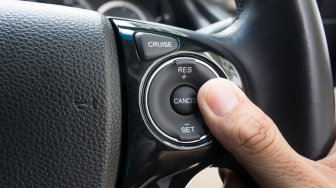 Aktifkan Cruise Control Saat Berkendara, Pengemudi Harus Tetap Waspada