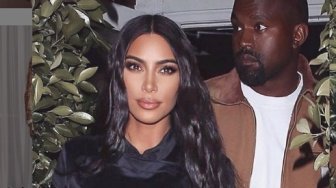 Berpose di Bathtub, Kim Kardashian Rilis Produk Foundation untuk Tubuh