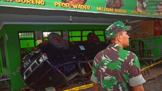 Mobil Pikap Tabrak Rumah Makan, 3 Orang Tewas