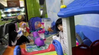 Keceriaan Anak-anak Bermain di Playground Stasiun Gambir