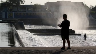 Warga memancing di Bendungan Karet atau Dam Karet (Rubber Dam), Kecamatan Megaluh, Kabupaten Jombang, Jawa Timur, Kamis (13/6). [Suara.com/Arief Hermawan P]