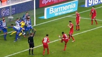 Video: Aksi Berjibaku Bayern Leverkusen Cetak Gol Ini Asli Bikin Ngakak