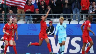 Pemain AS 'Buang' Bendera Negara usai Juara Piala Dunia Wanita 2019