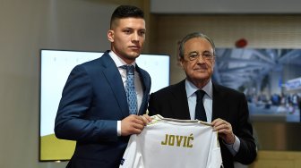 Pemain baru Real Madrid Luka Jovic bersama Presiden Real Madrid Flontino Perez berpose dengan jersey klub di Santiago Bernabeu, Madrid, Spanyol (12/3). [PIERRE-PHILIPPE MARCOU / AFP]
