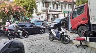 Nekat Lawan Arah, Pemobil Ini Acungkan Pistol ke Pengguna Jalan di Jakpus