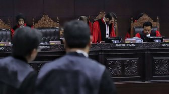 Ketua Majelis Hakim Mahkamah Konstitusi, Anwar Usman didampingi sejumlah Hakim Konstitusi memimpin sidang perdana sengketa Pilpres 2019 di Gedung Mahkamah Konstitusi (MK), Jakarta, Jumat (14/6). [Suara.com/Muhaimin A Untung]